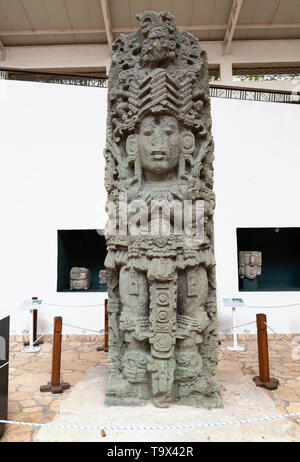 Maya Ruinen von Copan, Honduras - Das original Stele im Copan Museum - im AD731 errichtet von Lineal Uaxaclajuun Ub' aah K'awiil (aka 18 Kaninchen) Stockfoto