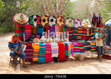 Lateinamerika Tourismus - touristische Stall in Chichen Itza mit Souvenirs für Touristen, Chichen Itza, Yucatan, Mexiko Lateinamerika Stockfoto