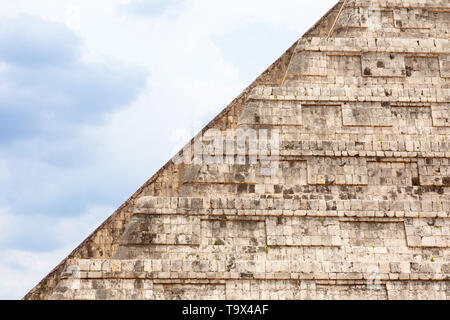 Maya Tempel - Nahaufnahme von der Seite der Tempel des Kukulcan, oder El Castillo, (das Schloss), Maya Pyramide in Chichen Itza maya Ort, Yucatan, Mexiko Stockfoto
