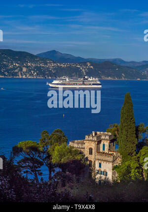 Cross fahren Schiff celebrity Constellation und das Museum von Castello Brown in Portofino, Provinz Genua, Riviera di Levante, Ligurien, Italien, Europ. Stockfoto