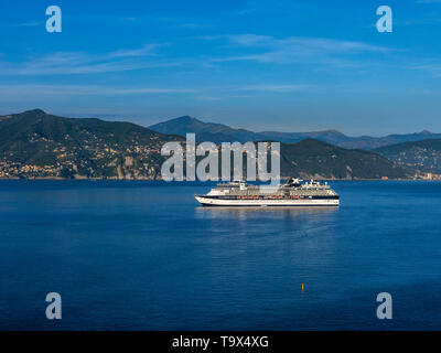 Cross fahren Schiff celebrity Constellation mit Portofino, Provinz Genua, Riviera di Levante, Ligurien, Italien, Europa, kreuzfahrschiff Celebrity Co Stockfoto