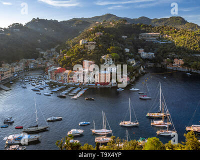 In Portofino, Golfo Paradiso, Provinz Genua, Riviera di Levante, Ligurien, Italien, Europa, Blick in Portofino, Genua, Riviera di Levan Suchen Stockfoto