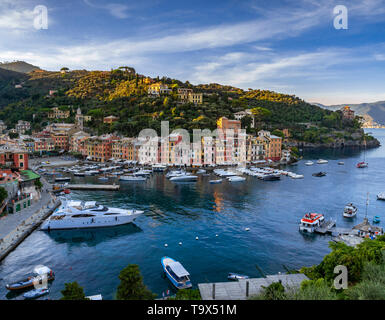 In Portofino, Golfo Paradiso, Provinz Genua, Riviera di Levante, Ligurien, Italien, Europa, Blick in Portofino, Genua, Riviera di Levan Suchen Stockfoto