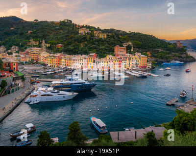 In Portofino, Golfo Paradiso, Provinz Genua, Riviera di Levante, Ligurien, Italien, Europa, Blick in Portofino, Genua, Riviera di Levan Suchen Stockfoto