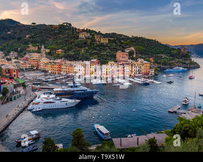 In Portofino, Golfo Paradiso, Provinz Genua, Riviera di Levante, Ligurien, Italien, Europa, Blick in Portofino, Genua, Riviera di Levan Suchen Stockfoto