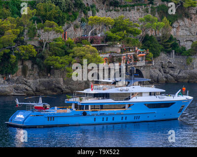 Luxus Yacht mit Hubschrauber im Hafen von Portofino, Golfo Paradiso, Provinz Genua, Riviera di Levante, Ligurien, Italien, Europa, Luxusyacht mi Stockfoto