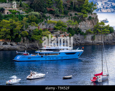 Luxus Yacht mit Hubschrauber im Hafen von Portofino, Golfo Paradiso, Provinz Genua, Riviera di Levante, Ligurien, Italien, Europa, Luxusyacht mi Stockfoto