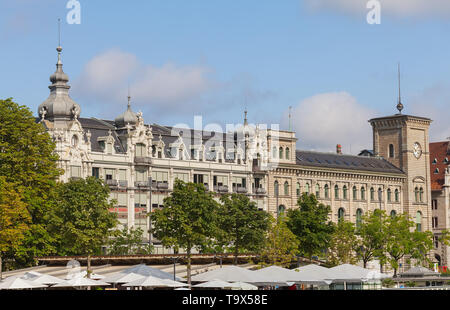 Gebäude des historischen Teils der Stadt Zürich an der Limmat Stockfoto