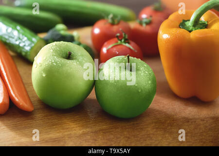 Frisches Obst und Gemüse auf dem alten Board. Äpfel. Karotten Gurken. Pfeffer. Tomaten. Brokkoli Stockfoto