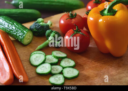 Natur Geschenke. Vorteile für den Körper. Frisch geschnittenes Gemüse auf einem Holztisch liegen. Tomaten Gurken. Brokkoli. Pfeffer Karotten. Stockfoto