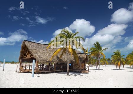 Holzhütte am Strand Bar und Grill Restaurant Playa Sirena tropischen Strand auf Cayo Largo del Sur Tourist Resort Karibik Kubanische Küste Stockfoto