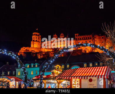 Weihnachtsmarkt auf dem Karl Platz in der Altstadt von Heidelberg mit Schloss Heidelberg, Heidelberg, Baden-Württemberg, Deutschland, Europa, Weihnachtsma Stockfoto