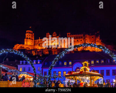 Weihnachtsmarkt auf dem Karl Platz in der Altstadt von Heidelberg mit Schloss Heidelberg, Heidelberg, Baden-Württemberg, Deutschland, Europa, Weihnachtsma Stockfoto