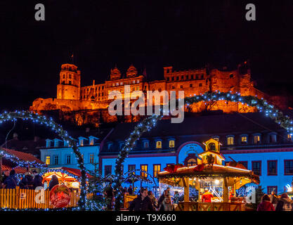 Weihnachtsmarkt auf dem Karl Platz in der Altstadt von Heidelberg mit Schloss Heidelberg, Heidelberg, Baden-Württemberg, Deutschland, Europa, Weihnachtsma Stockfoto