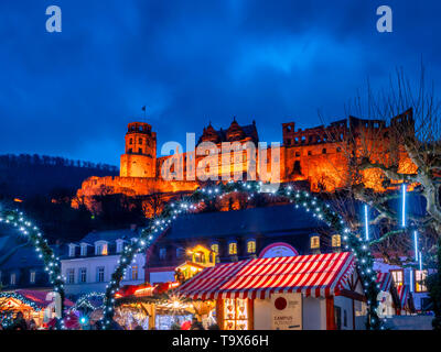 Weihnachtsmarkt auf dem Karl Platz in der Altstadt von Heidelberg mit Schloss Heidelberg, Heidelberg, Baden-Württemberg, Deutschland, Europa, Weihnachtsma Stockfoto