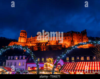 Weihnachtsmarkt auf dem Karl Platz in der Altstadt von Heidelberg mit Schloss Heidelberg, Heidelberg, Baden-Württemberg, Deutschland, Europa, Weihnachtsma Stockfoto