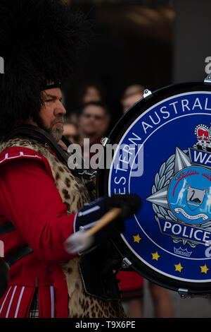 Perth, Australien. 25. April 2019. Australier über das ganze Land diesen Service Männer und Frauen, die sich in Konflikt für ihr Land gestorben erinnern. Der Tag beginnt mit einem Sonnenaufgang von einem Anzac Day Parade auf der ganzen Land wie hier in Perth, WA. Jüngere Teilnehmer an der Parade tragen die Medaillen ihrer Familienmitglieder. Credit: Joe Kuis/Alamy Stockfoto