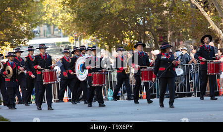 Perth, Australien. 25. April 2019. Australier über das ganze Land diesen Service Männer und Frauen, die sich in Konflikt für ihr Land gestorben erinnern. Der Tag beginnt mit einem Sonnenaufgang von einem Anzac Day Parade auf der ganzen Land wie hier in Perth, WA. Jüngere Teilnehmer an der Parade tragen die Medaillen ihrer Familienmitglieder. Credit: Joe Kuis/Alamy Stockfoto