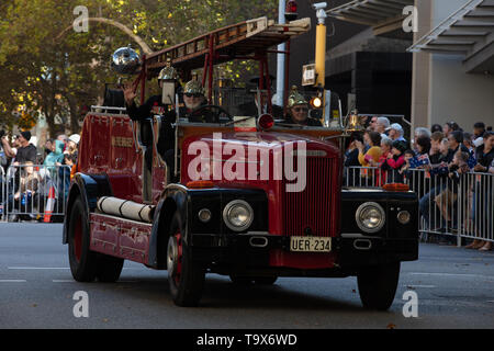 Perth, Australien. 25. April 2019. Australier über das ganze Land diesen Service Männer und Frauen, die sich in Konflikt für ihr Land gestorben erinnern. Der Tag beginnt mit einem Sonnenaufgang von einem Anzac Day Parade auf der ganzen Land wie hier in Perth, WA. Jüngere Teilnehmer an der Parade tragen die Medaillen ihrer Familienmitglieder. Credit: Joe Kuis/Alamy Stockfoto