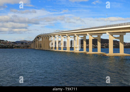 Die Tasman Brücke über den Derwent River in Hobart Tasmanien links im Central Business District und den südlichen Vororten der Stadt mit ihren nördlichen Stockfoto