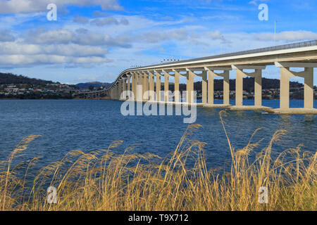 Die Tasman Brücke über den Derwent River in Hobart Tasmanien links im Central Business District und den südlichen Vororten der Stadt mit ihren nördlichen Stockfoto