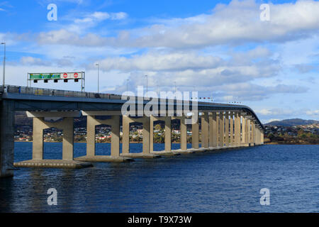 Die Tasman Brücke über den Derwent River in Hobart Tasmanien links im Central Business District und den südlichen Vororten der Stadt mit ihren nördlichen Stockfoto