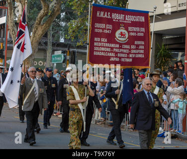 Perth, Australien. 25. April 2019. Australier über das ganze Land diesen Service Männer und Frauen, die sich in Konflikt für ihr Land gestorben erinnern. Der Tag beginnt mit einem Sonnenaufgang von einem Anzac Day Parade auf der ganzen Land wie hier in Perth, WA. Jüngere Teilnehmer an der Parade tragen die Medaillen ihrer Familienmitglieder. Credit: Joe Kuis/Alamy Stockfoto