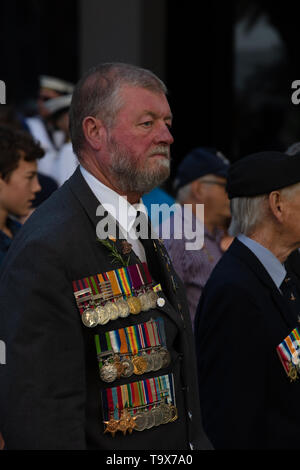 Perth, Australien. 25. April 2019. Australier über das ganze Land diesen Service Männer und Frauen, die sich in Konflikt für ihr Land gestorben erinnern. Der Tag beginnt mit einem Sonnenaufgang von einem Anzac Day Parade auf der ganzen Land wie hier in Perth, WA. Jüngere Teilnehmer an der Parade tragen die Medaillen ihrer Familienmitglieder. Credit: Joe Kuis/Alamy Stockfoto