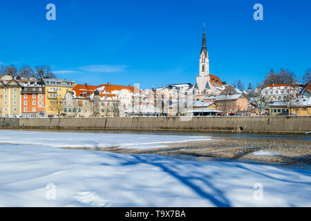 Stadt Bad Tölz mit Blick auf die Isar und die Stadt Pfarrkirche Mariä Himmelfahrt Tag im Winter, Bad Tölz, Oberbayern, Bayern, Deutschland, Europa, Stadta Stockfoto