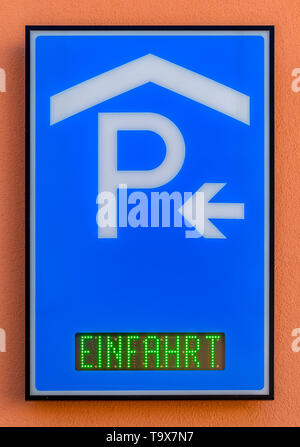 Zeichen Parkhaus Eingang, Weilheim, Bayern, Deutschland, Europa, Hinweisschild Parkhaus Einfahrt, Bayern, Deutschland, Europa Stockfoto