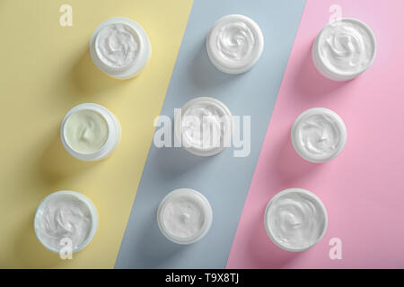 Gläser Creme auf farbigen Hintergrund Stockfoto