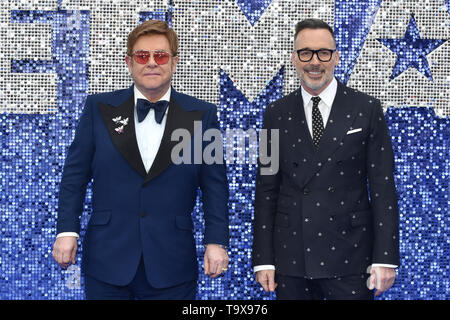 Elton John und David versorgen werden während der ROCKETMAN UK Premiere im Odeon Luxe Leicester Square in London gesehen. Stockfoto