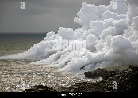 Gefährlicher Rauch aus Lava fließt ins Meer, Kalapana, Hawaii, USA Stockfoto