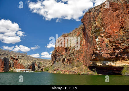 Plattform für Tour Boote innerhalb der Xingo Canyon, Sergipe, Brasilien Stockfoto