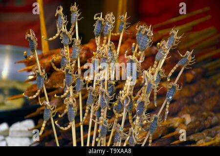 Schwarz Scorpions in einem Stick, exotische Snack an der Snackbar Wangfujing Street, Beijing, China verkauft Stockfoto