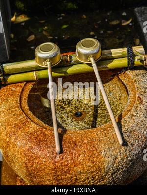 Japanische Kellen bei Shinto Tempel in Kyoto, Japan. In Japan, ein tsukubai ist ein Waschbecken am Eingang zu den heiligen Stätten für die Besucher der t Reinigen bereitgestellt Stockfoto