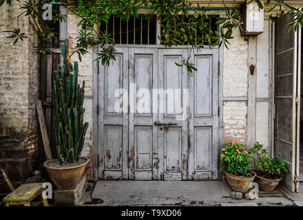 Rustikale Holztür der ländlichen Haus in Mandalay, Myanmar. Stockfoto