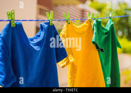 Multicolor Hemden auf Wäscheleinen im sonnigen Tag Stockfoto