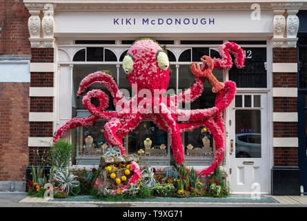 Octopus Blumenarrangement außerhalb Kiki McDonough Schmuck Shop in Symons Straße für Chelsea in der Blüte 2019. Chelsea, London, England Stockfoto