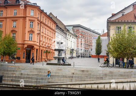 Ljubljana, Slowenien - 26. Oktober 2018: Brunnen auf dem Novi Trg oder Neuer Markt in Ljubljana Stockfoto