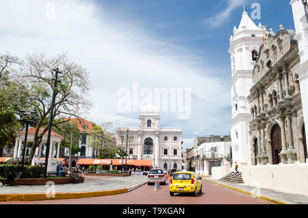 Einige der wichtigsten Gebäude in der Umgebung des Plaza de la Independencia in der Casco Viejo. Die Catedral Basilica Santa Maria La Antigua. Stockfoto