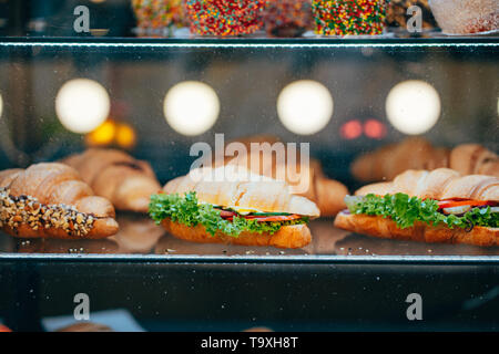 Frische Sandwiches mit Fleisch liegen auf der Anzeige Stockfoto