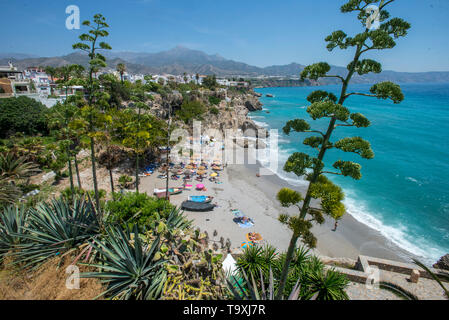 Der Strand in Nerja an der Costa del Sol, Spanien. Stockfoto