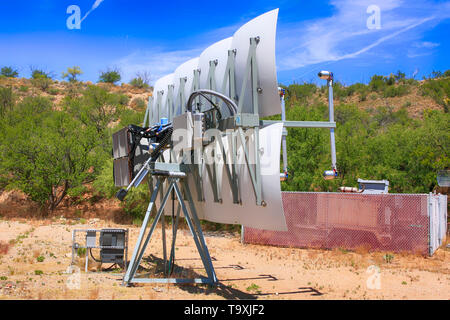 Concentrated Solar Power (CSP)-Spiegel bei Bisosphere 2, die Amerikanische Earth System Science Research Facility in Oracle, AZ entfernt Stockfoto