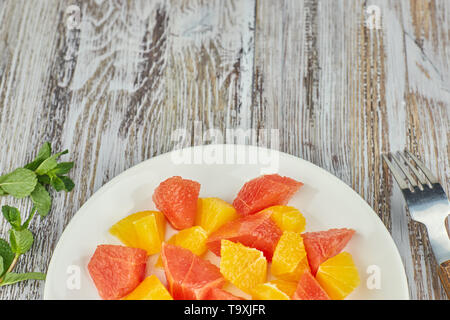 Citrus detox Salat. bunten tropischen und Zitrusfrüchte auf einer Platte geschnitten. Landhausstil. kopieren. Stockfoto