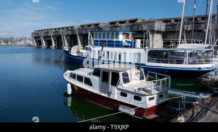 AJAXNETPHOTO. 2019. BORDEAUX, Frankreich. - U-BOOT STIFTE - ÜBERRESTE VON STAHLBETON DEUTSCHES U-BOOT AUS DEM ZWEITEN WELTKRIEG STIFTE IN DEN HAFEN. Foto: Caroline Beaumont/AJAX REF: CB 190605 457 Stockfoto