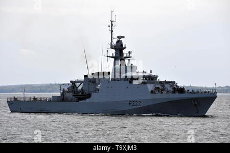 AJAXNETPHTO. 10. Mai, 2019. PORTSMOUTH, England. - Fluss CLASS PATROL SHP-HMS HER BETRETEN HAFEN. Foto: TONY HOLLAND/AJAX REF; DTH 191105 7795 Stockfoto