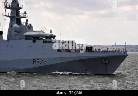 AJAXNETPHTO. 10. Mai, 2019. PORTSMOUTH, England. - Fluss CLASS PATROL SHP-HMS HER BETRETEN HAFEN. Foto: TONY HOLLAND/AJAX REF; DTH 191105 7800 Stockfoto