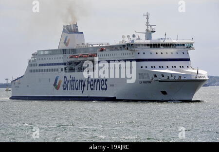 AJAXNETPHOTO. 10. Mai, 2019. PORTSMOUTH, England. Bretagne - FÄHREN CROSS CHANNEL AUTO- und PASSAGIERFÄHRE CAP FINISTERE NACH INNEN GEBUNDEN. Foto: TONY HOLLAND/AJAX REF: DTH 191105 7773 Stockfoto