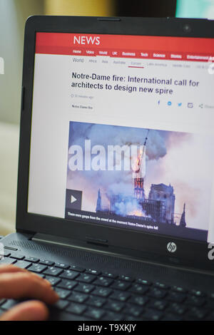 Los Angeles, Kalifornien, USA - 19. April 2019. site News auf einem Laptop Feuer Feuer in Notre Dame Stockfoto